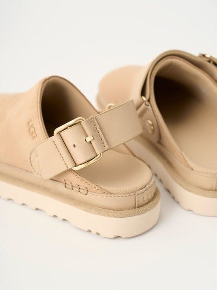 UGG / スナイデルの厚底サンダル、“淡いベージュ”のスエードアッパー