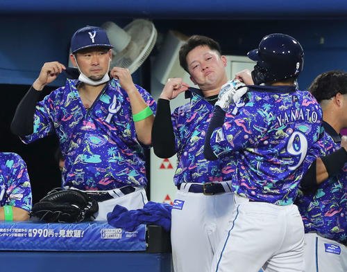 DeNA】プロ野球史上初となる襟付き開襟シャツ型ユニホームでプレー