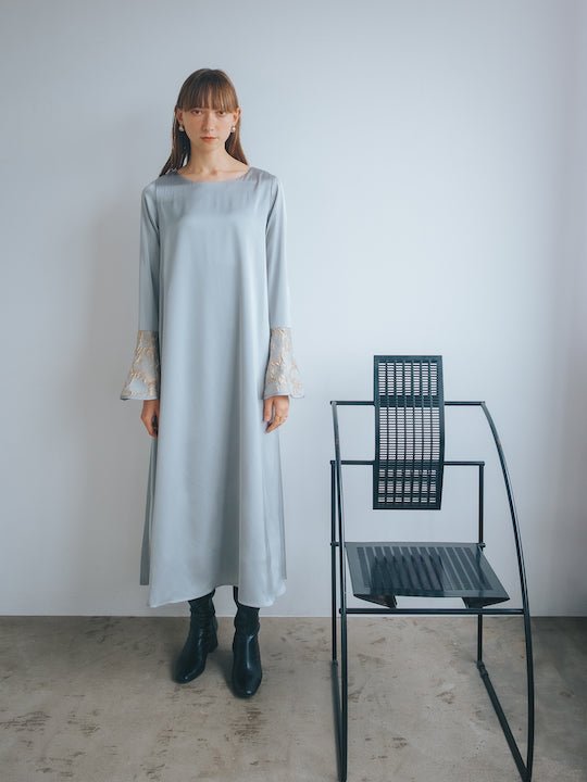 柔らかな光沢感が魅力的なドレス – MARTE