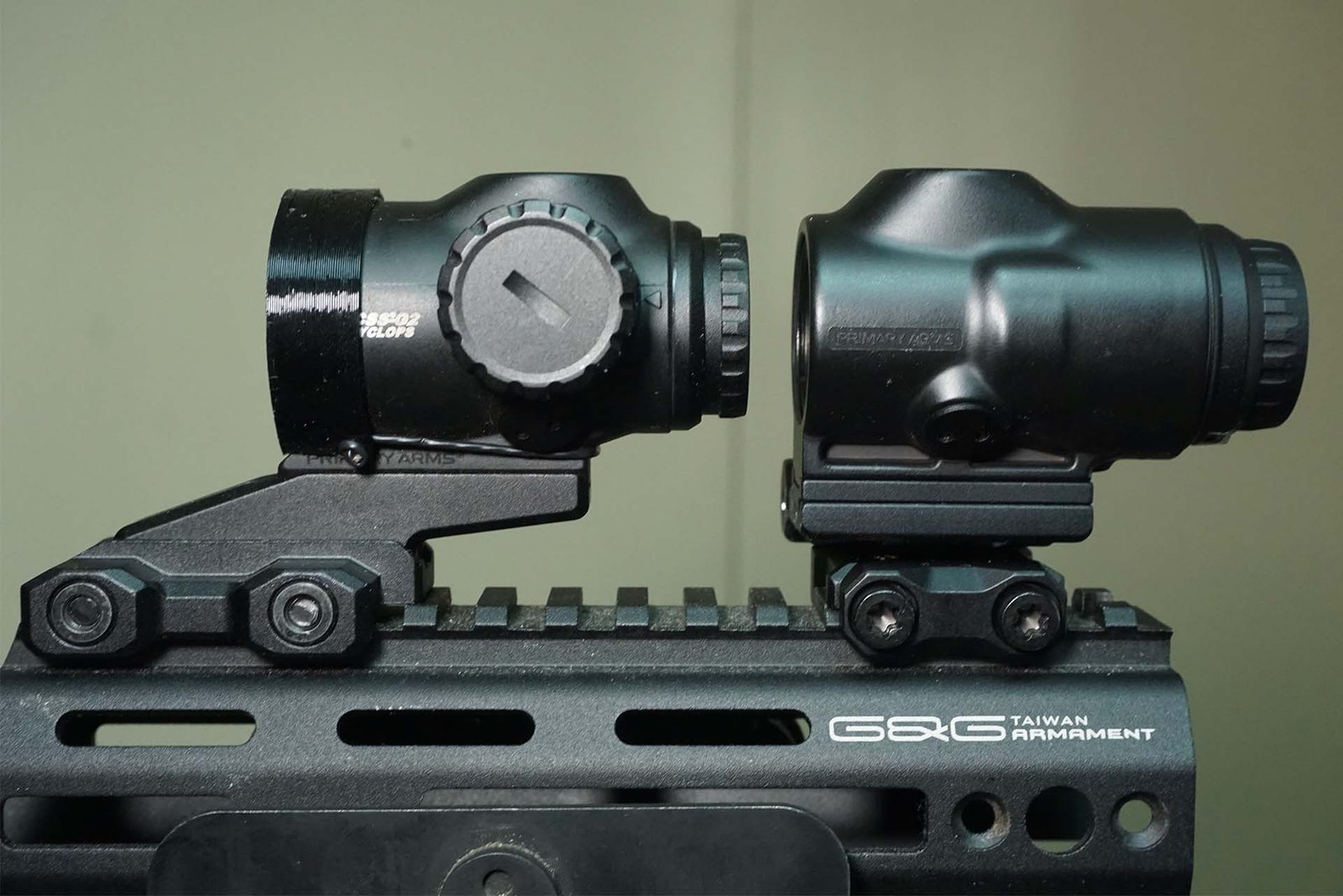 Primary Arms SLx 3X マイクロマグニファイアと同社製フリップマウント
