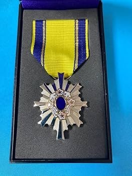 Amazon.co.jp: 『希少エラー品』自衛隊 第三級 防衛功労章 第7号 防衛