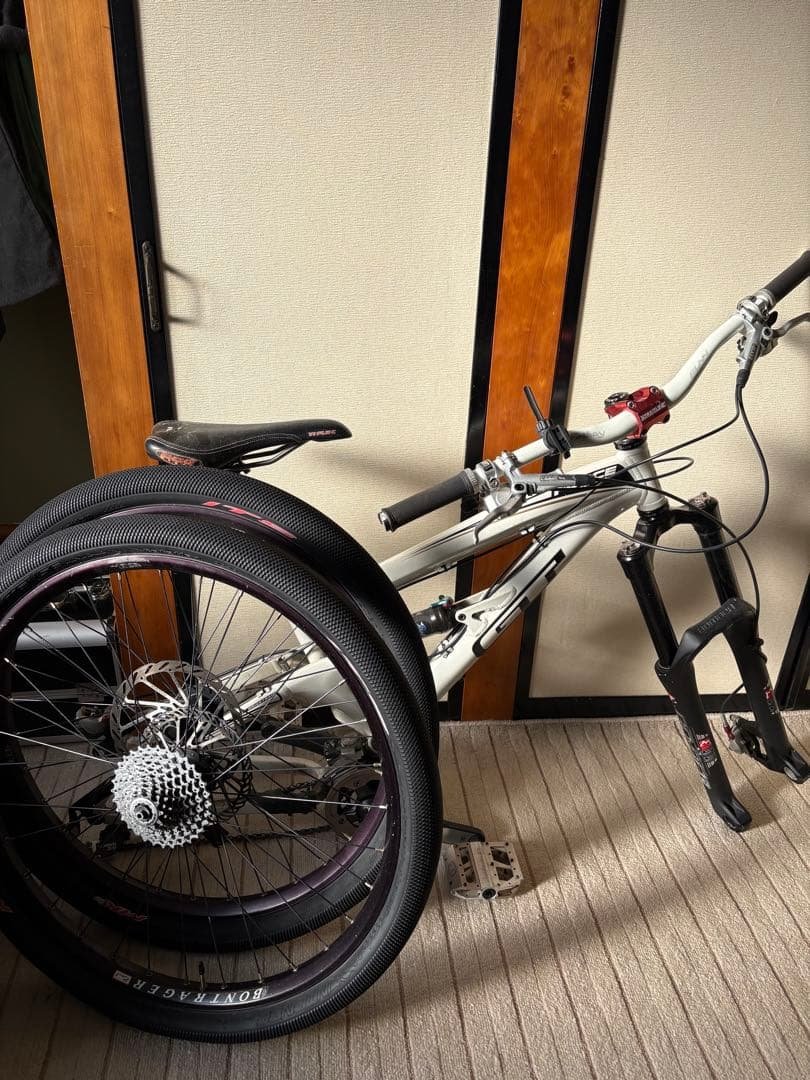 ダウンヒル用マウンテンバイク本体　直接取引　（1/31まで出品） ダウンヒル用マウンテンバイク本体 直接取引 （1/31まで出品） - メルカリ