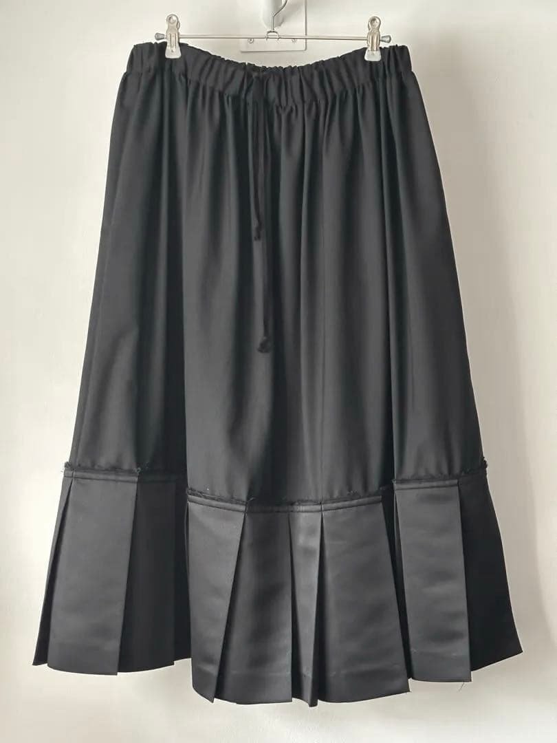 ぐ*ぅ様 ブラックコムデギャルソン プリーツスカート Mサイズ 中古・古着通販】COMME des GARCONS (コムデギャルソン) プリーツ