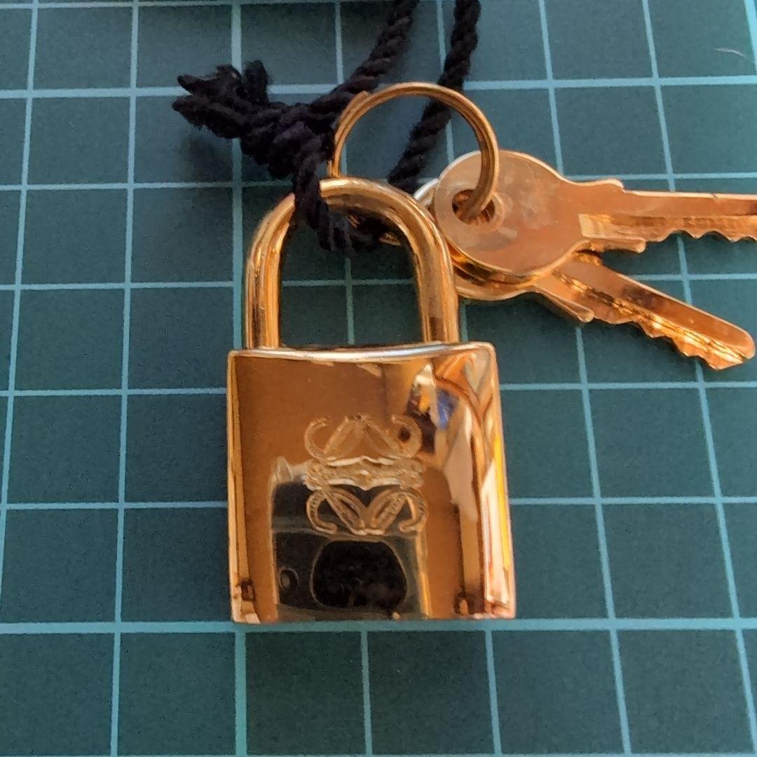 美品LOEWE ゴールド カデナ ネームタグ、クロシェット appre1234_9714